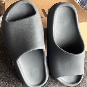 Yeezy Slides Size 8